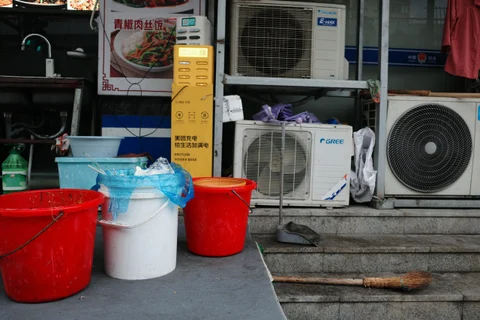 街角的空调外机与水桶