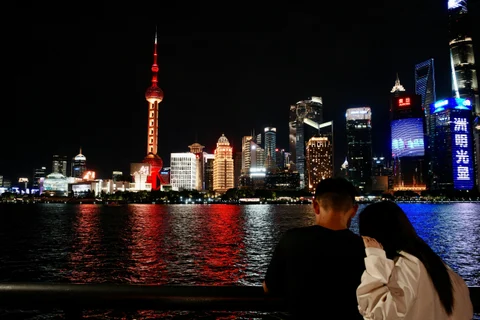 江畔夜景与行人