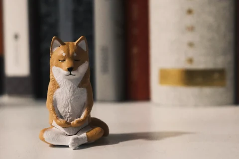 桌上的小猫摆件