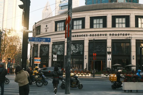 路口的建筑与行人