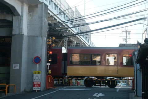 街道上驶过的电车