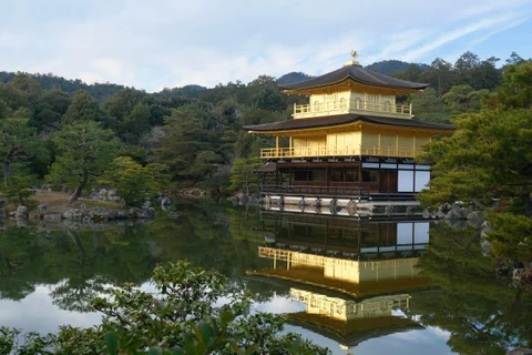 池畔的金色楼阁