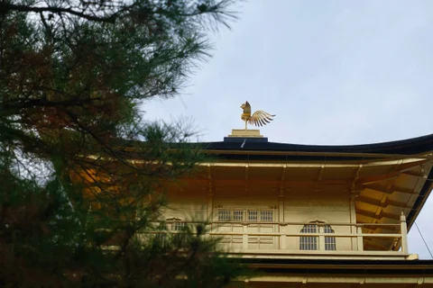 屋檐上的金色装饰