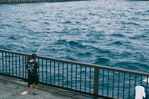 栏杆外的蓝色海面