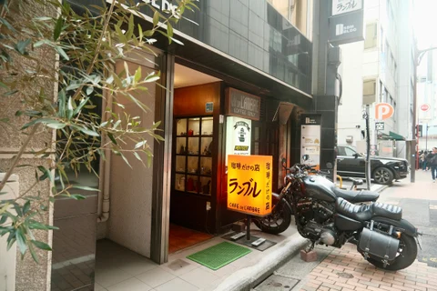巷口的餐馆与摩托车