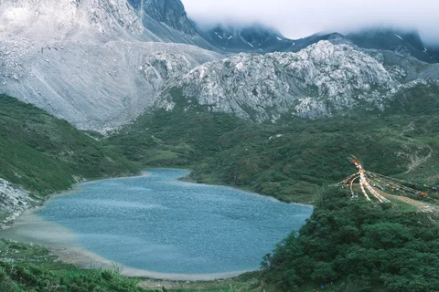 群山环抱的湖泊
